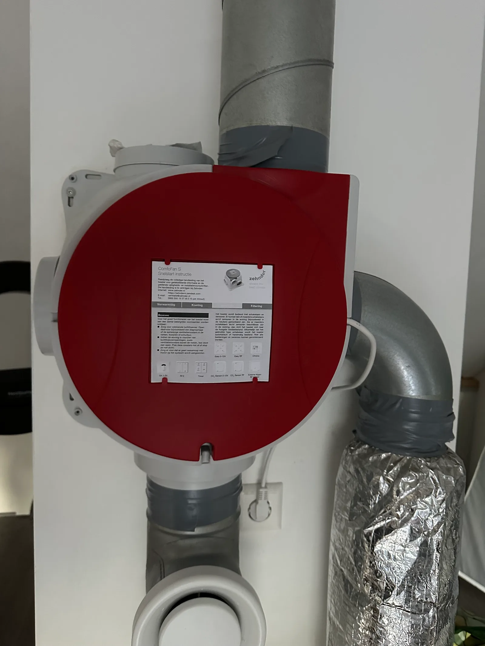 Zehnder ComfoFan S vóór de aanpassing, met het Easy 0–10V-label op de rode kap