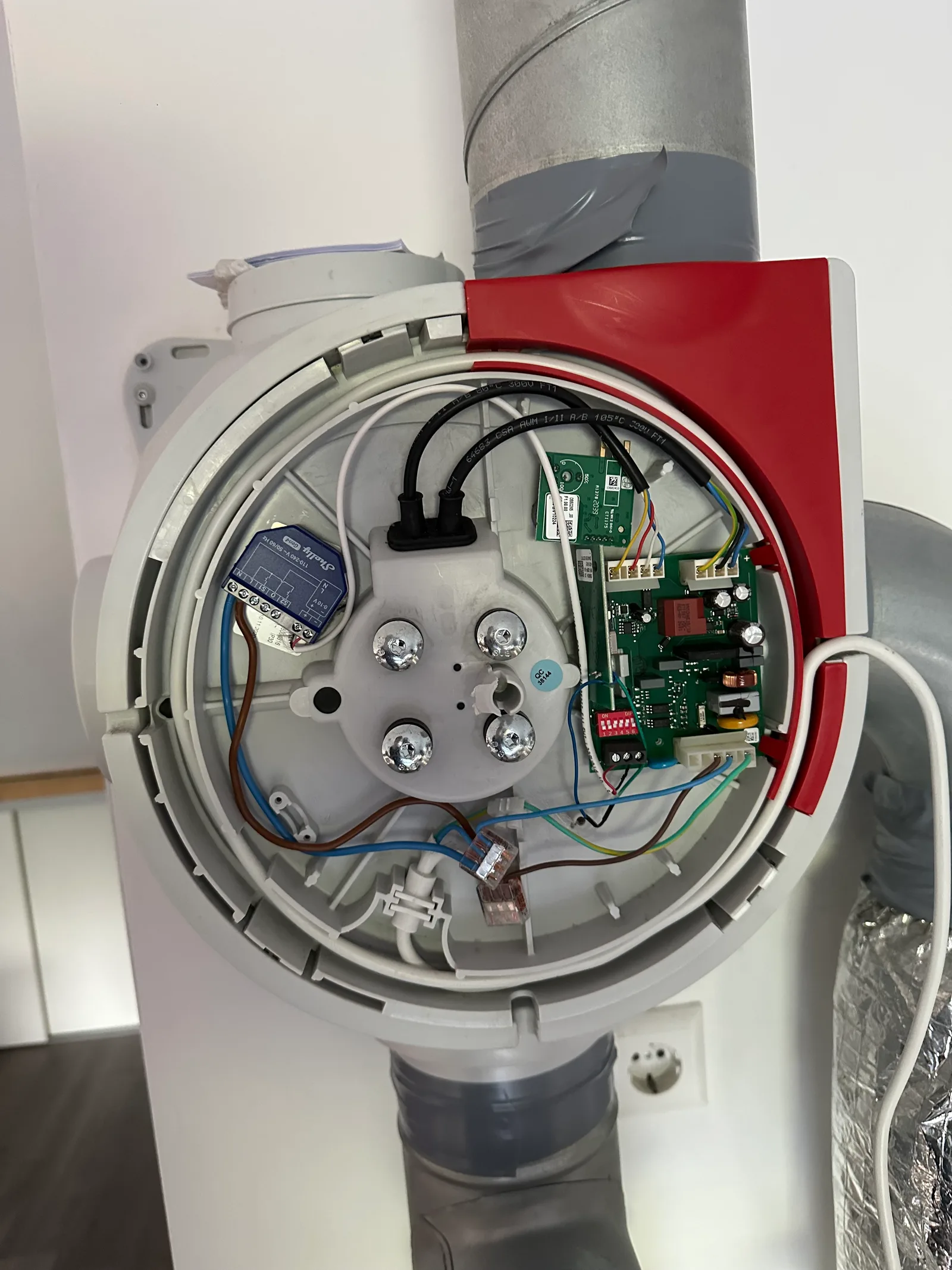 Shelly 0–10V-module gemonteerd in de geopende ComfoFan S