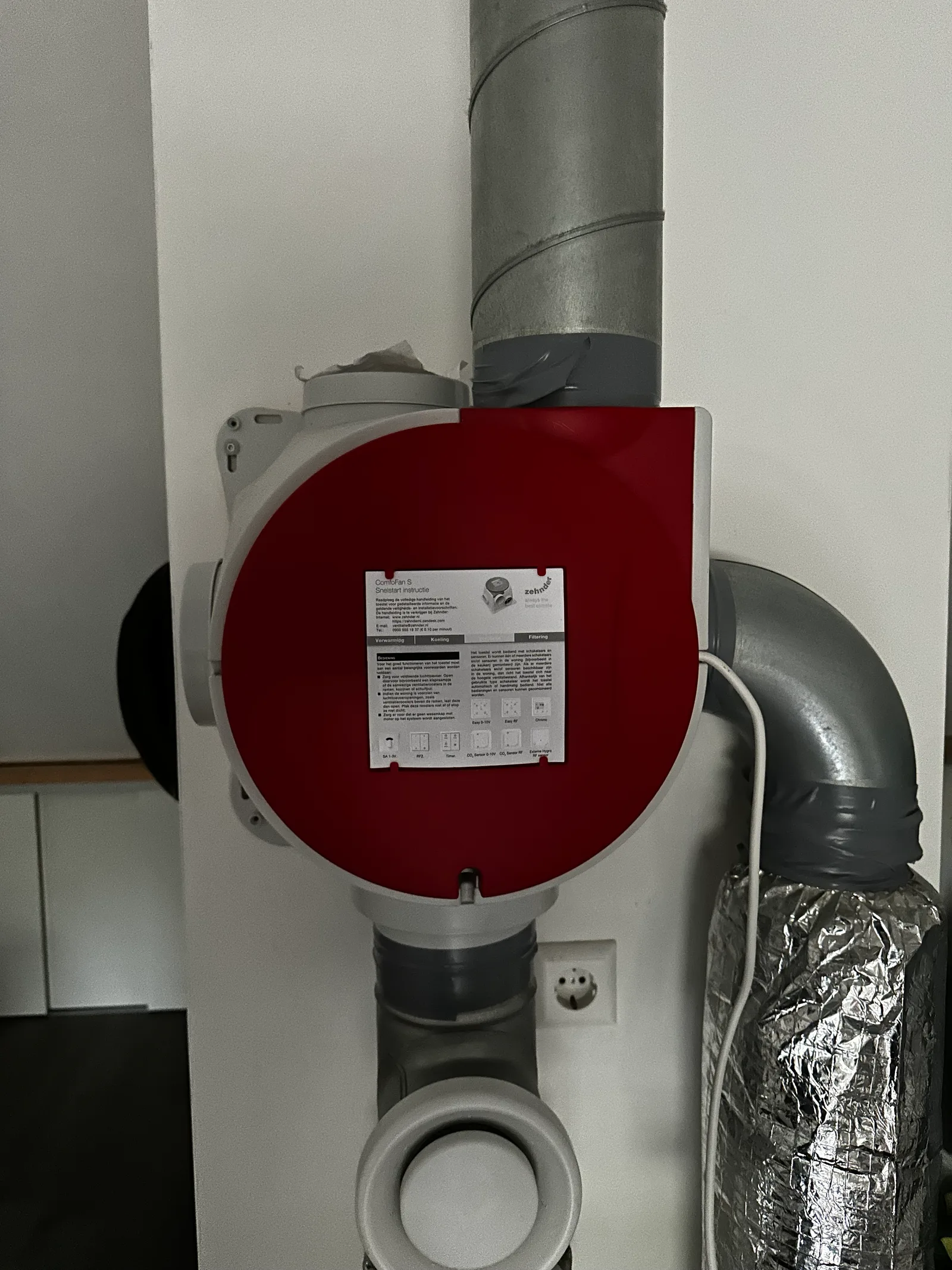 Zehnder ComfoFan S na montage met gesloten rode afdekkap